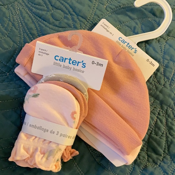 Set of two infant hats & 3 pairs of mittens - Picture 1 of 5